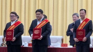 12月8日，，，，，，，甘肃省增进民营经济高质量生长大会在兰州召开，，，，，，，董事长王浩宇加入此次大会，，，，，，，荣获”甘肃省优异中国特色社会主义事业建设者”称呼并做了交流讲话。。。。。。。。”