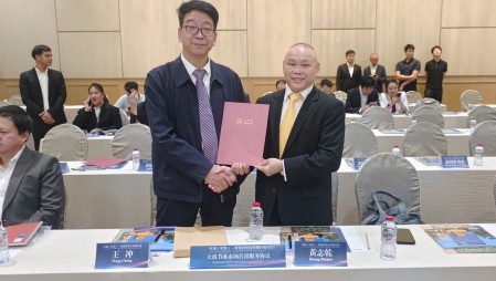 pp电子游戏平台节水集团党委书记王冲加入在泰国曼谷举行的中国（甘肃）—泰国经贸相助推介会，，，，，，，并在甘肃省省长任振鹤、泰国商务部部长披猜·那立塔潘等参会向导见证下，，，，，，，与泰国中华总商会签署相助协议。。。。。。。。