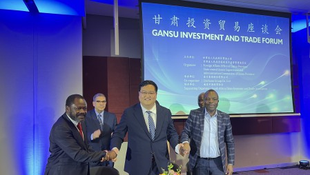 在甘肃省委书记、省人大常委会主任胡昌升见证下，，，，，，，pp电子游戏平台节水集团在南非约翰内斯堡与东南非农业相助同盟、南非浇灌生长局、中国收支口银行甘肃分行等多家机构签署相助协议。。。。。。。。