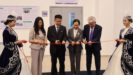 pp电子游戏平台节水集团、中国农业大学、哈萨克国立农业研究大学三方共建的“中哈旱区高水效农业国际团结实验室”入选中哈两国元首见签的两国相助清单。。。。。。。。9月4日，，，，，，，该实验室揭牌仪式在哈国立农放纵行，，，，，，，中国驻阿拉木图总领事蒋薇、中国农大副校长杜太生、哈国立农大第一副校长Прим??л·Ш·Ибрагимов、pp电子游戏平台节水集团高级副总裁崔静等出席。。。。。。。。