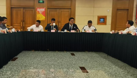 5月20日，，，，，，，集团董事长王浩宇受邀加入国家生长刷新委等多部分举行的《民营经济增进法》面扑面运动